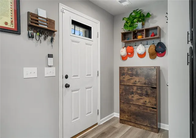 Photo 4 of Single family home for sale at 329 Kings Grant Ct, Seneca, SC 29678 | MLS# 20300571 | Listing updated on 2026-06-17