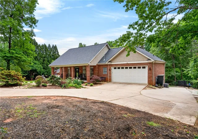 Photo 2 of Single family home for sale at 135 Winding River Dr, Anderson, SC 29621 | MLS# 20300642 | Listing updated on 2026-08-31