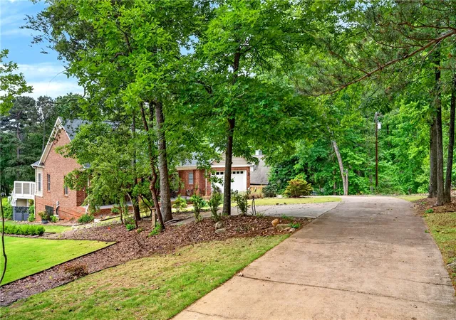 Photo 3 of Single family home for sale at 135 Winding River Dr, Anderson, SC 29621 | MLS# 20300642 | Listing updated on 2026-08-31