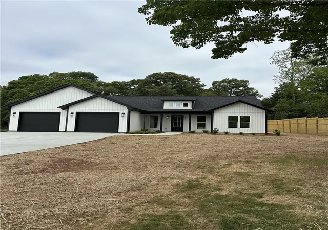 Photo 1 of Single family home for sale at 1427 E Calhoun St, Anderson, SC 29621 | MLS# 20300629 | Listing updated on 2026-10-19