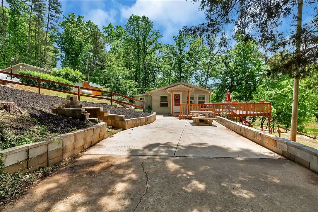 110 Lakeshore Ln, Seneca, SC 29678 | MLS# 20300763 | Houzeo