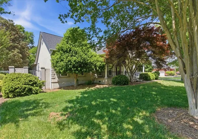 Photo 2 of Single family home for sale at 212 Watersedge Dr, Boiling Springs, SC 29316 | MLS# 20300657 | Listing updated on 2026-09-14