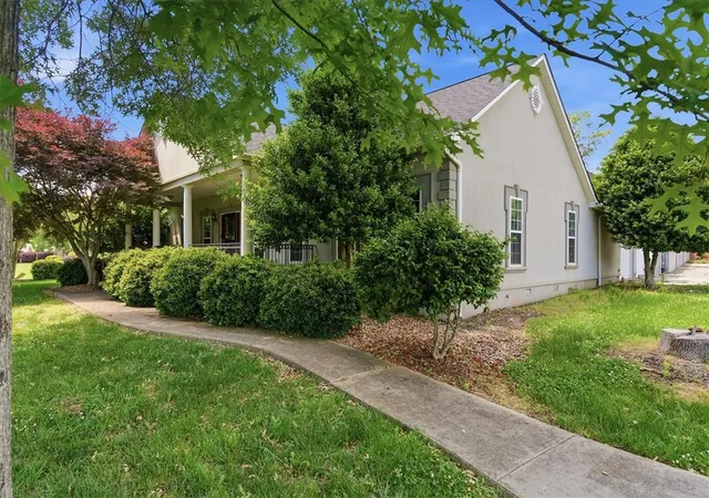Photo 3 of Single family home for sale at 212 Watersedge Dr, Boiling Springs, SC 29316 | MLS# 20300657 | Listing updated on 2026-09-14