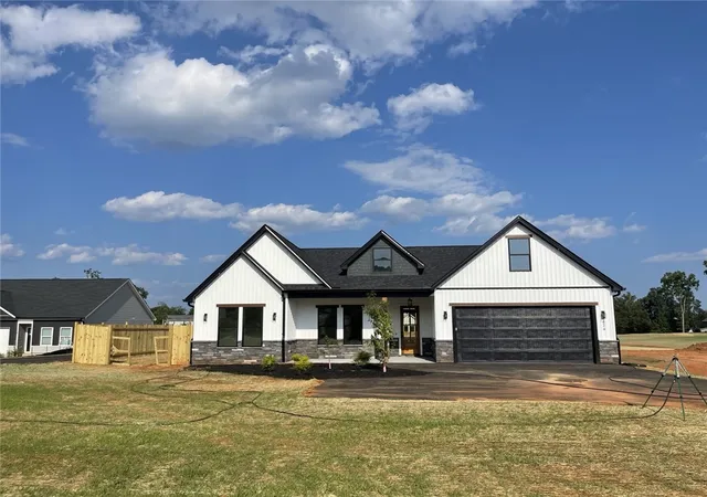 Photo 3 of Single family home for sale at 424 Blume Rd, Anderson, SC 29625 | MLS# 20300816 | Listing updated on 2026-09-18