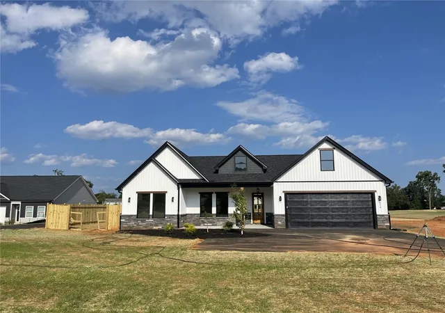 Photo 3 of Single family home for sale at 424 Blume Rd, Anderson, SC 29625 | MLS# 20300816 | Listing updated on 2026-09-18