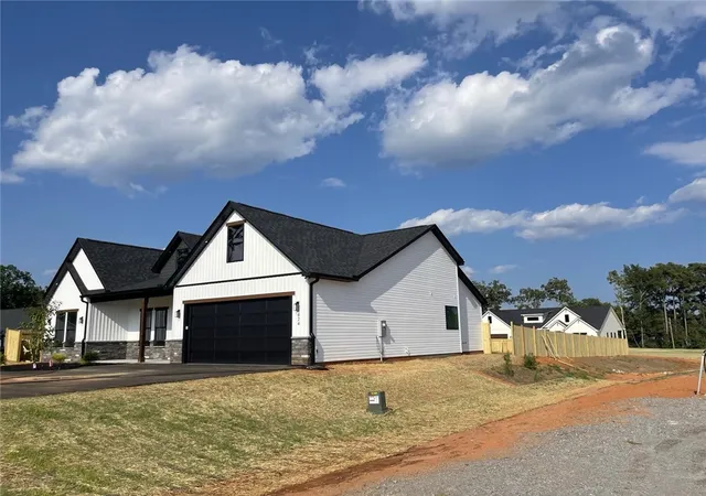 Photo 4 of Single family home for sale at 424 Blume Rd, Anderson, SC 29625 | MLS# 20300816 | Listing updated on 2026-09-18