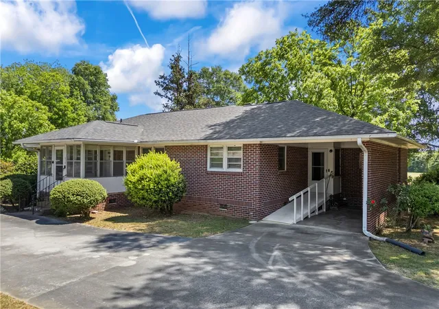 Homes for sale in Fair Play, SC | 514 & 518 E Fairplay Blvd, Fair Play, SC 29643 | MLS# 20300941