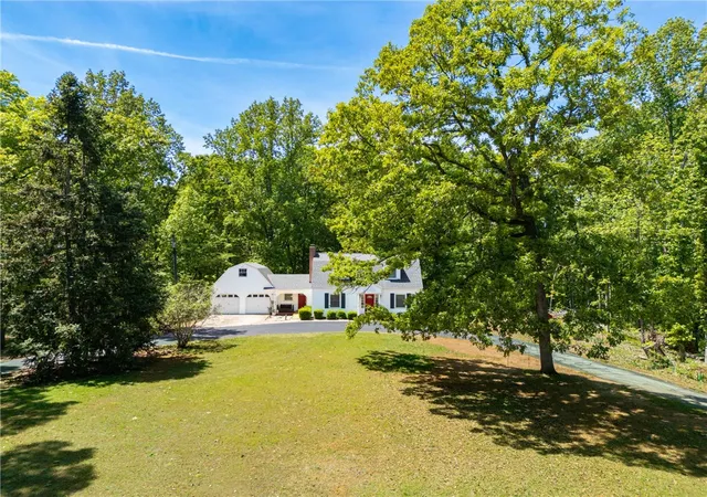 Photo 3 of Single family home for sale at 1211 Manse Jolly Rd, Anderson, SC 29621 | MLS# 20300988 | Listing updated on 2026-05-06