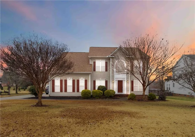Photo 3 of Single family home for sale at 215 Ridge Bay Ct, Greenville, SC 29611 | MLS# 20300864 | Listing updated on 2026-07-29