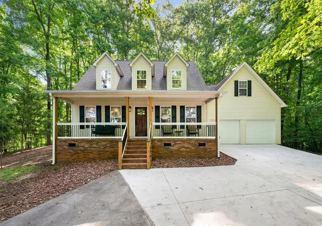 Photo 3 of Single family home for sale at 1321 S Arrowhead Dr, Westminster, SC 29693 | MLS# 20301225 | Listing updated on 2026-10-07