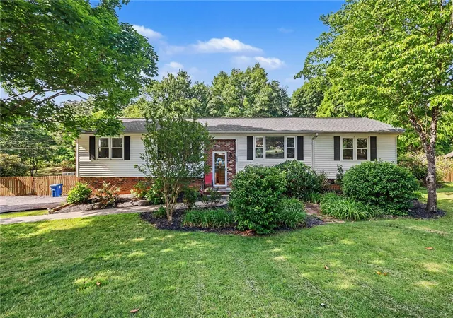 Photo 1 of Single family home for sale at 200 Bentwood Rd, Piedmont, SC 29673 | MLS# 20301223 | Listing updated on 2026-09-19