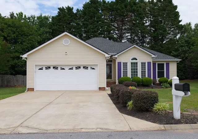 Homes for sale in Simpsonville, SC | 2 Tearose Ln, Simpsonville, SC 29681 | MLS# 20301247