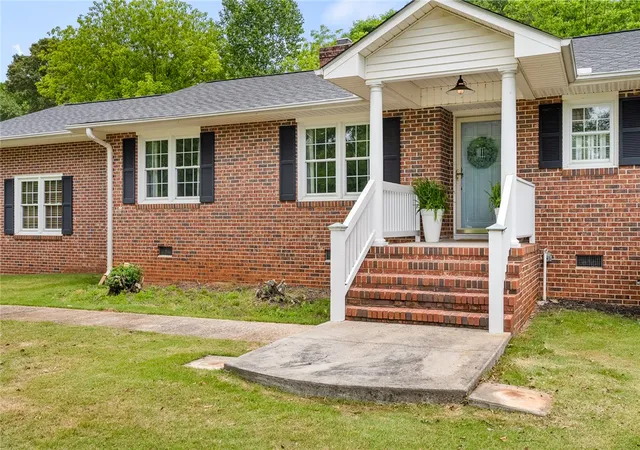 Photo 3 of Single family home for sale at 915 Cricket Ln, Anderson, SC 29621 | MLS# 20301094 | Listing updated on 2026-09-28