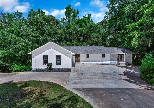 Homes for sale in Lavonia, GA | 250 Harbor Heights Cir, Lavonia, GA 30553 | MLS# 20301197