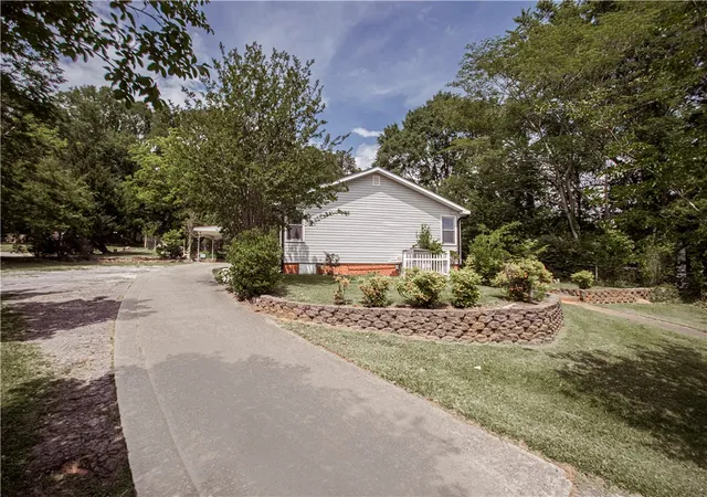 Homes for sale in Easley, SC | 202 Tiffany Dr, Easley, SC 29640 | MLS# 20301213