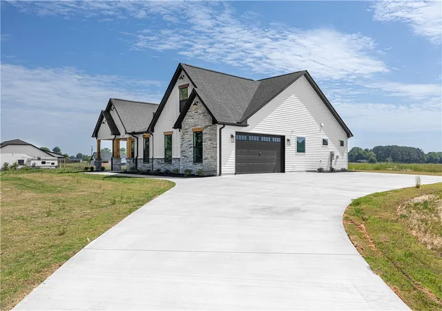 Homes for sale in Townville, SC | 123 Dobbins Rd, Townville, SC 29689 | MLS# 20301083
