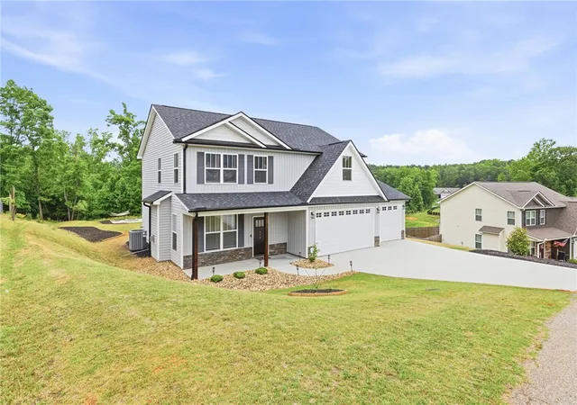 Photo 2 of Single family home for sale at 114 Inlet Pointe Dr, Anderson, SC 29625 | MLS# 20301330 | Listing updated on 2026-08-27