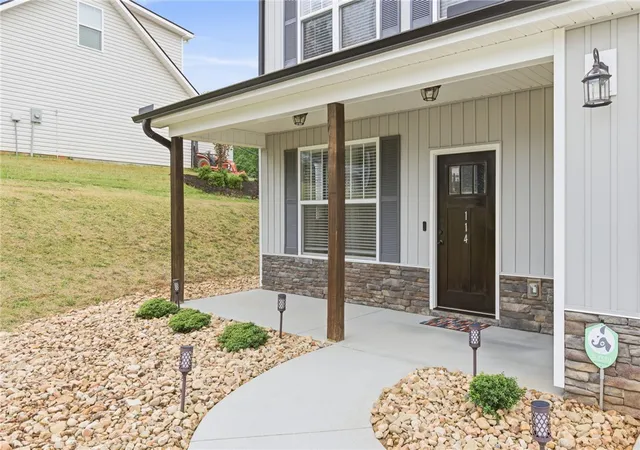 Photo 3 of Single family home for sale at 114 Inlet Pointe Dr, Anderson, SC 29625 | MLS# 20301330 | Listing updated on 2026-08-27
