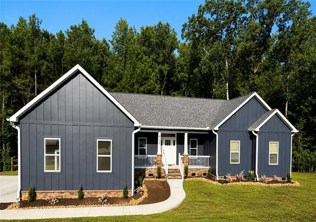 Photo 1 of Single family home for sale at 912 Watercrest Rd, West Union, SC 29696 | MLS# 20301365 | Listing updated on 2026-09-17