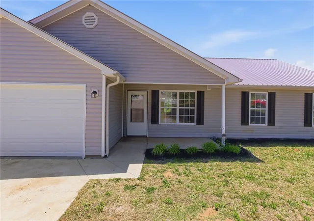 Photo 2 of Single family home for sale at 106 Duck Pond Ct, Greenville, SC 29611 | MLS# 20301570 | Listing updated on 2026-09-08