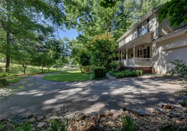 Photo 3 of Single family home for sale at 2011 Ridgeview Ln, Seneca, SC 29678 | MLS# 20301584 | Listing updated on 2026-08-24