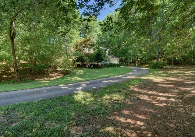 Photo 3 of Single family home for sale at 2011 Ridgeview Ln, Seneca, SC 29678 | MLS# 20301584 | Listing updated on 2026-10-11