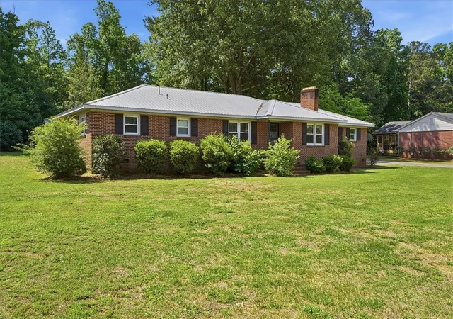 Photo 3 of Single family home for sale at 208 Skyland Dr, Clinton, SC 29325 | MLS# 20301610 | Listing updated on 2026-07-24