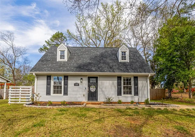 Photo 1 of Single family home for sale at 135 Ashdown Dr, Simpsonville, SC 29680 | MLS# 20301753 | Listing updated on 2026-08-04