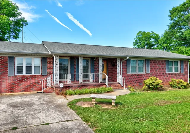 Homes for sale in Belton, SC | 307 Calhoun Rd, Belton, SC 29627 | MLS# 20301794