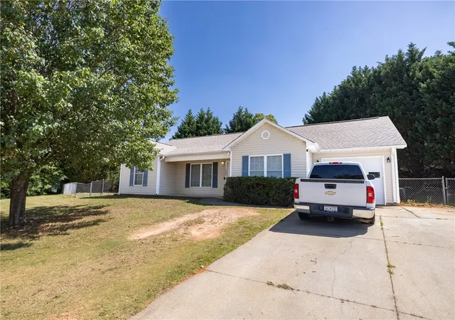 Photo 3 of Sale Pending at 157 Bufflehead Cir, Liberty, SC 29657 | MLS# 20301529 | Listing updated on 2026-07-06