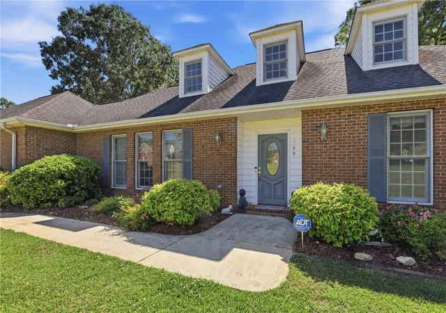 Photo 2 of Single family home for sale at 109 Wren Xing, Easley, SC 29642 | MLS# 20302142 | Listing updated on 2026-09-11