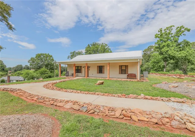 Photo 3 of Single family home for sale at 303 N Norris Dr, Norris, SC 29667 | MLS# 20302193 | Listing updated on 2026-09-30
