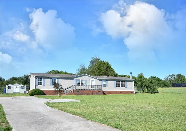 Homes for sale in Starr, SC | 1390 1st Ave, Starr, SC 29684 | MLS# 20302198