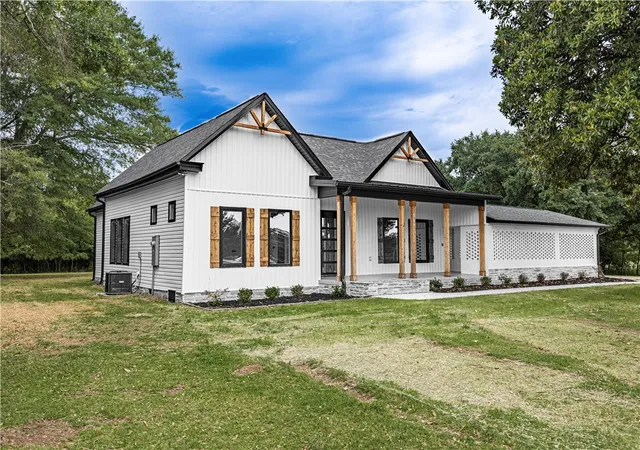 Photo 3 of Single family home for sale at 2817 Broadway Lake Rd, Anderson, SC 29621 | MLS# 20302314 | Listing updated on 2026-06-08