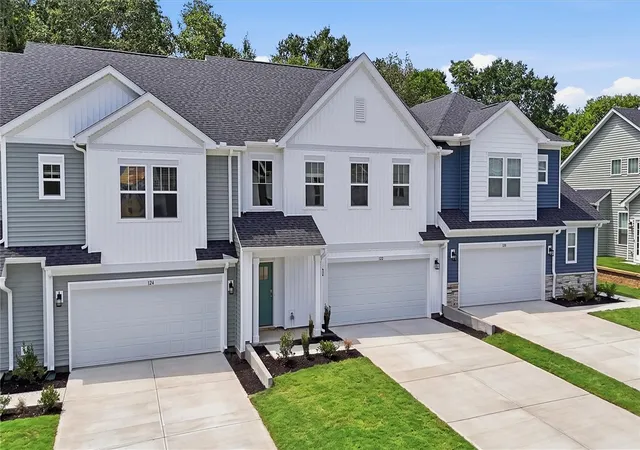 Photo 2 of Townhouse for sale at 122 Silo Ridge Dr, Anderson, SC 29621 | MLS# 20302463 | Listing updated on 2026-09-03