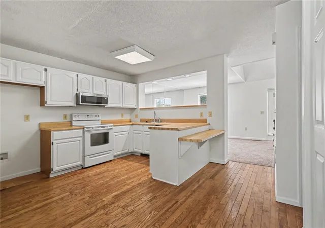 Listing Photo 5 - Condo for sale in building located at 101 Fairway Oaks Ln, Easley, SC 29642 - Unit #E
