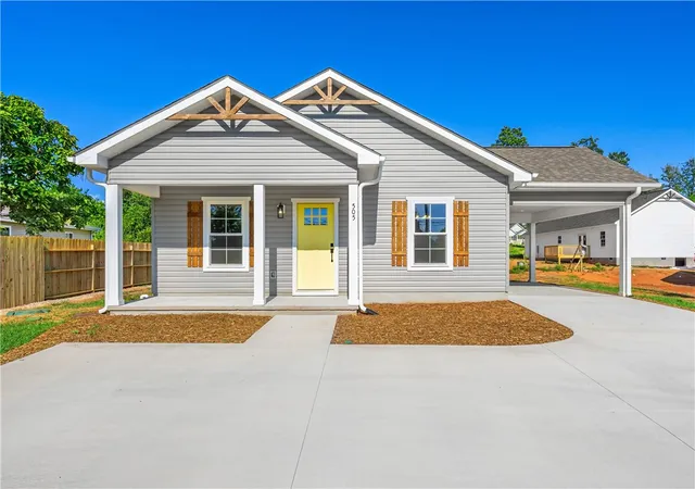 Photo 1 of Single family home for sale at 505 S Oak St, Seneca, SC 29678 | MLS# 20302556 | Listing updated on 2026-09-07