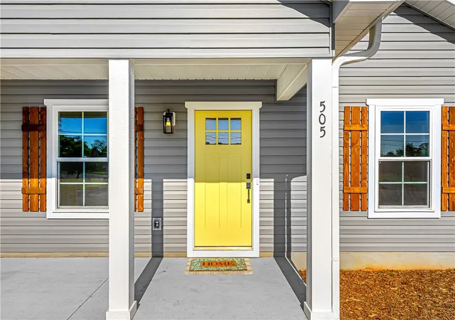 Photo 3 of Single family home for sale at 505 S Oak St, Seneca, SC 29678 | MLS# 20302556 | Listing updated on 2026-09-07