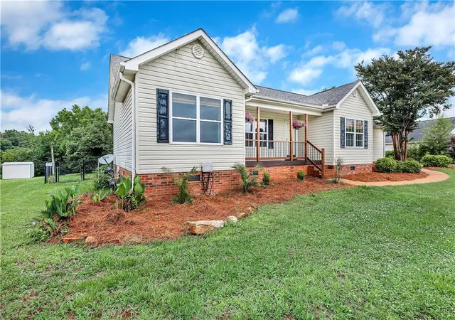 Homes for sale in Anderson, SC | 116 Mcclain Lake Dr, Anderson, SC 29625 | MLS# 20302569