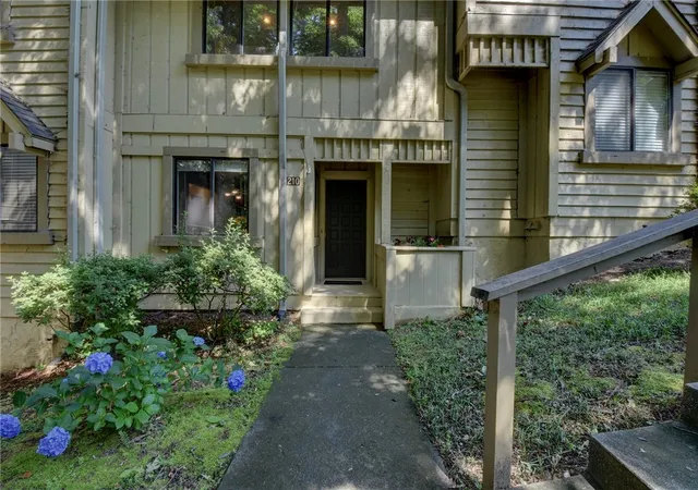 Photo 2 of Townhouse for sale at 210 Harbor Cvs Dr, Salem, SC 29676 | MLS# 20302626 | Listing updated on 2026-08-26