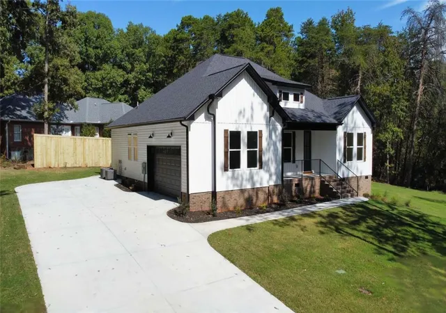 Photo 3 of Single family home for sale at 1010 Pintail Rd, Anderson, SC 29626 | MLS# 20302600 | Listing updated on 2026-10-02