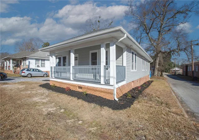 Photo 3 of Single family home for sale at 929 E Whitner St, Anderson, SC 29624 | MLS# 20302810 | Listing updated on 2026-07-28
