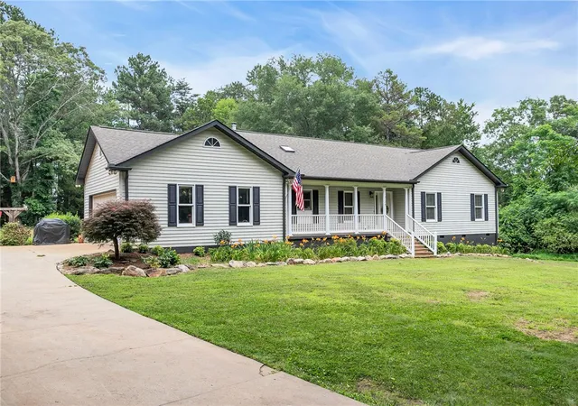 Photo 3 of Sale Pending at 125 Christie Ln, Piedmont, SC 29673 | MLS# 20302756 | Listing updated on 2026-07-09