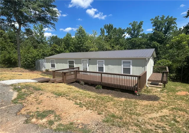 Homes for sale in Seneca, SC | 303 Manor Ln, Seneca, SC 29672 | MLS# 20302894