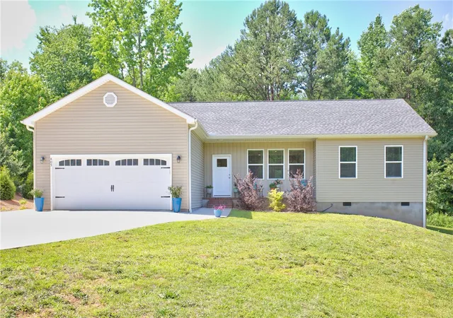 Homes for sale in Walhalla, SC | 405 Pawnee Dr, Walhalla, SC 29691 | MLS# 20302897