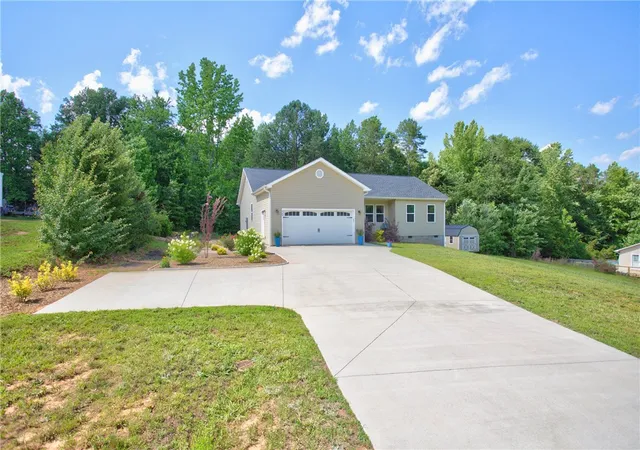 Homes for sale in Walhalla, SC | 405 Pawnee Dr, Walhalla, SC 29691 | MLS# 20302897