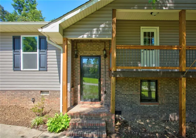 Photo 1 of Single family home for sale at 712 Beech Dr, Seneca, SC 29678 | MLS# 20302797 | Listing updated on 2026-07-27