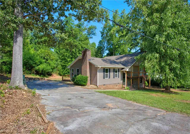 Photo 3 of Single family home for sale at 712 Beech Dr, Seneca, SC 29678 | MLS# 20302797 | Listing updated on 2026-07-27