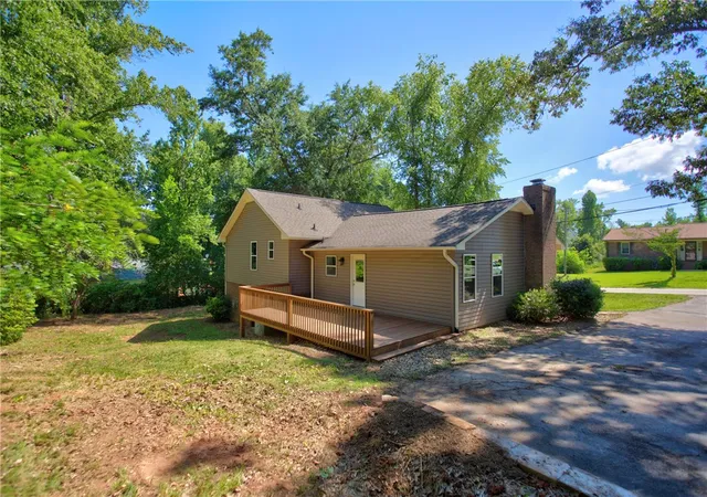 Photo 3 of Single family home for sale at 712 Beech Dr, Seneca, SC 29678 | MLS# 20302797 | Listing updated on 2026-07-27