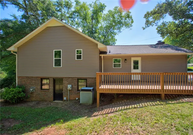 Photo 4 of Single family home for sale at 712 Beech Dr, Seneca, SC 29678 | MLS# 20302797 | Listing updated on 2026-07-27